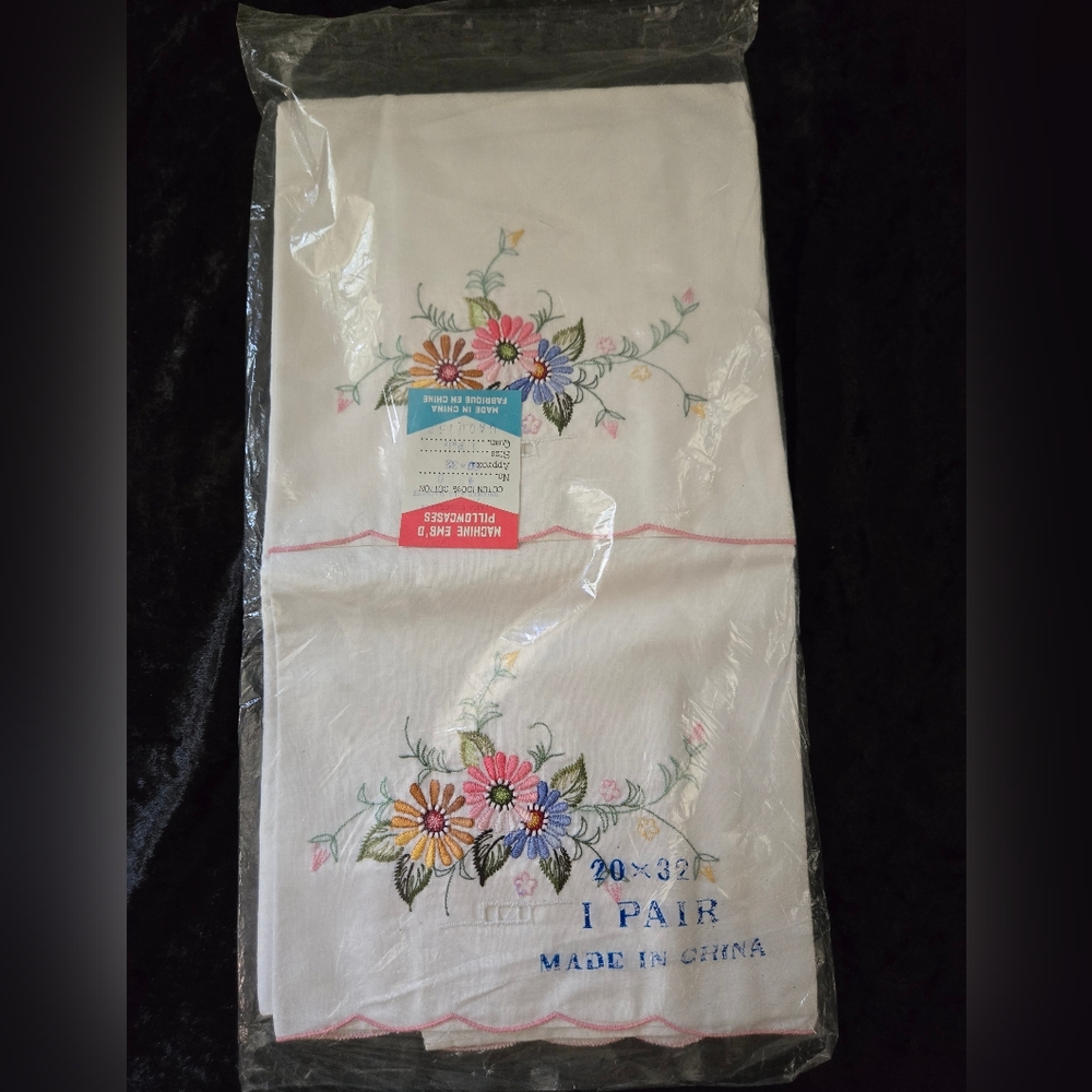 Vintage Floral Embroidered Cotton Pillowcases Pair NOS 20x32